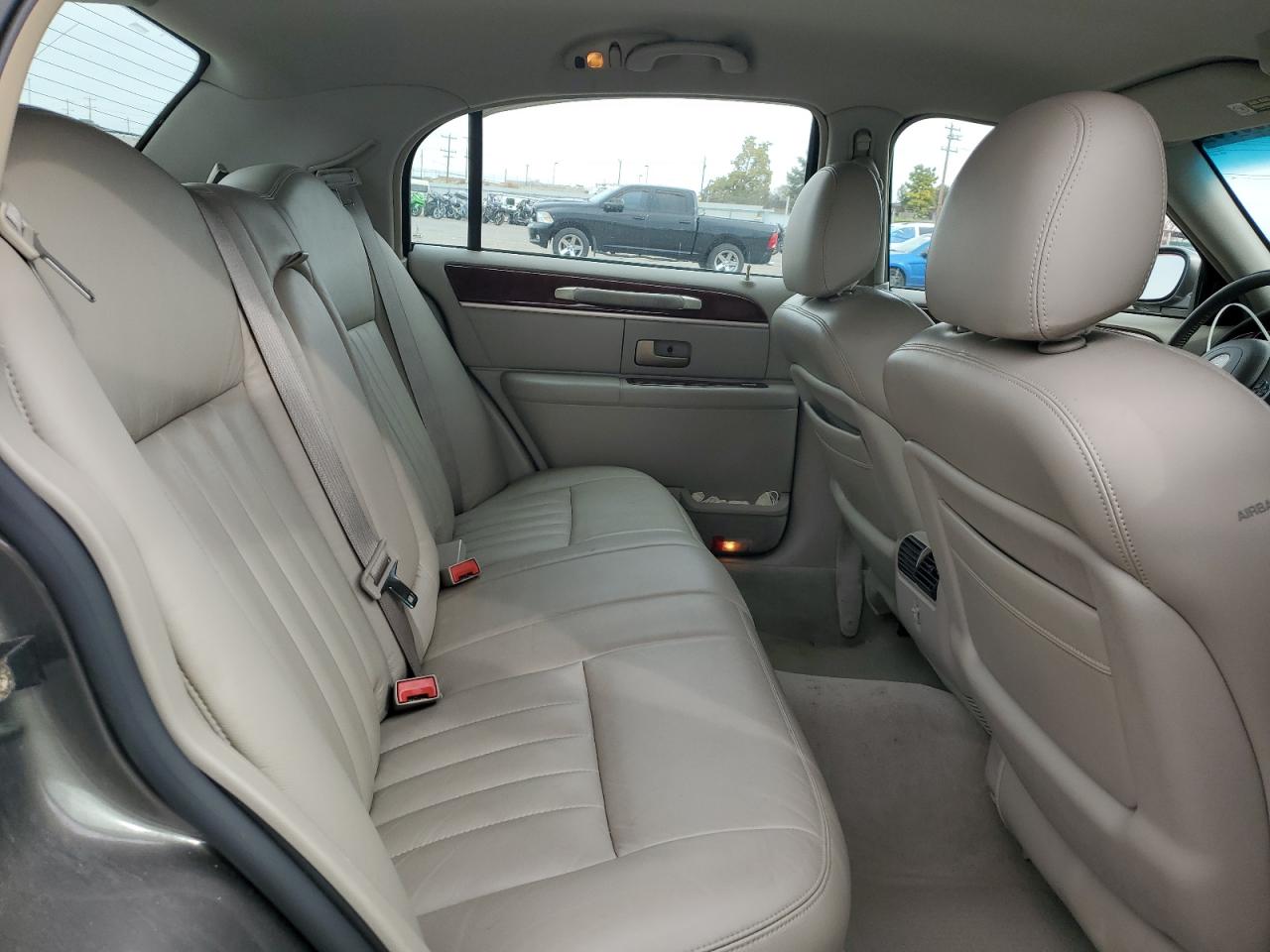 2004 Lincoln Town Car Executive VIN: 1LNHM81W34Y610275 Lot: 90085875