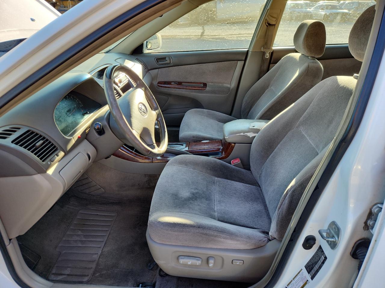 2004 Toyota Camry Le VIN: JTDBE32KX40254380 Lot: 82408945