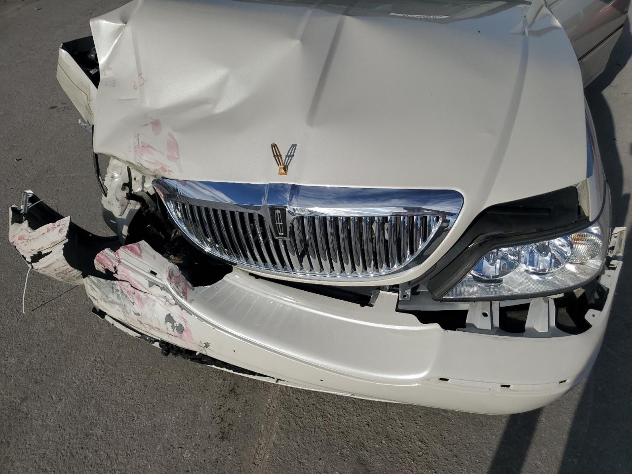 2005 Lincoln Town Car Signature VIN: 1LNHM81W85Y636744 Lot: 86994095