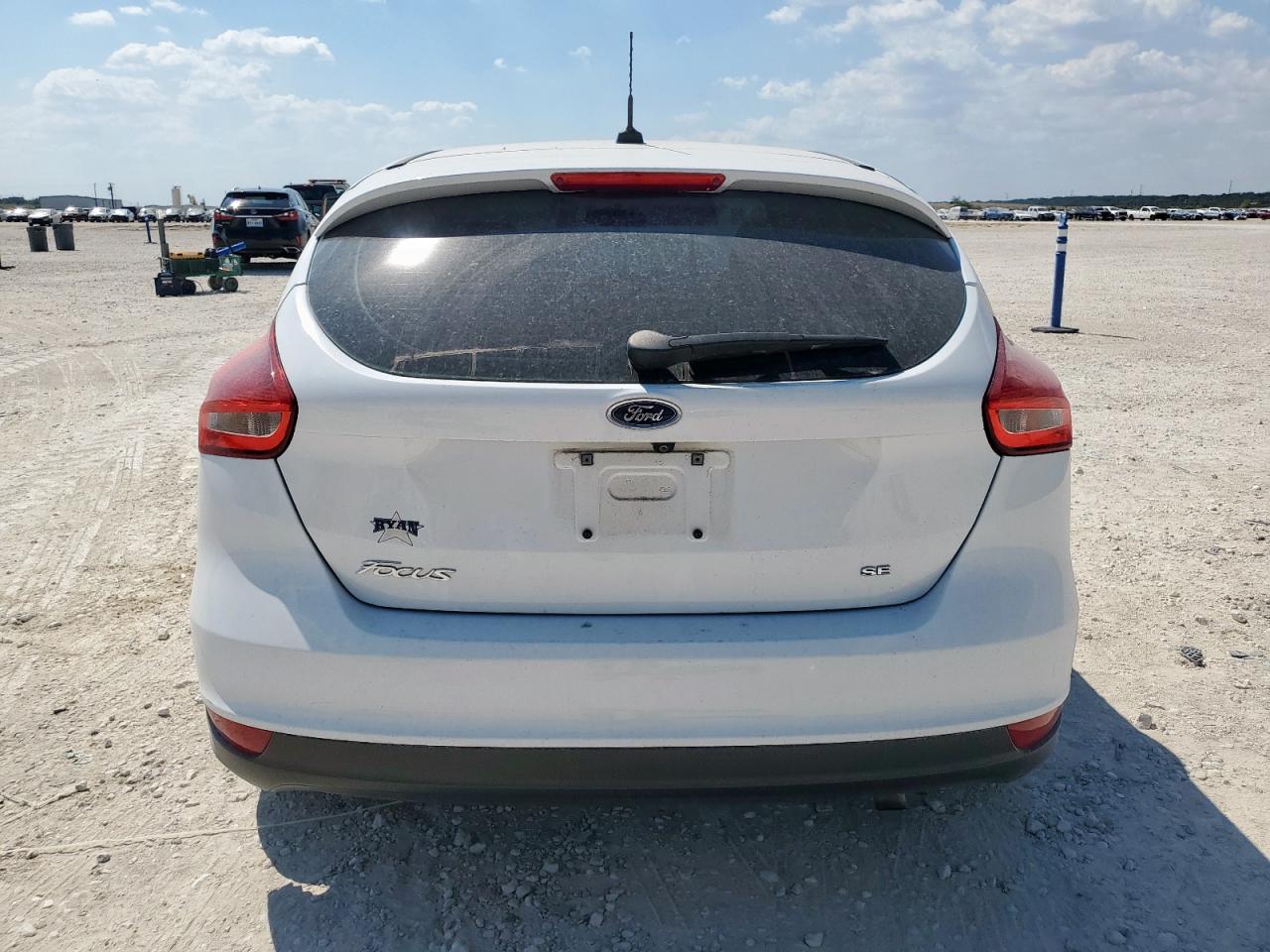 2017 Ford Focus Se VIN: 1FADP3K28HL295412 Lot: 84724905