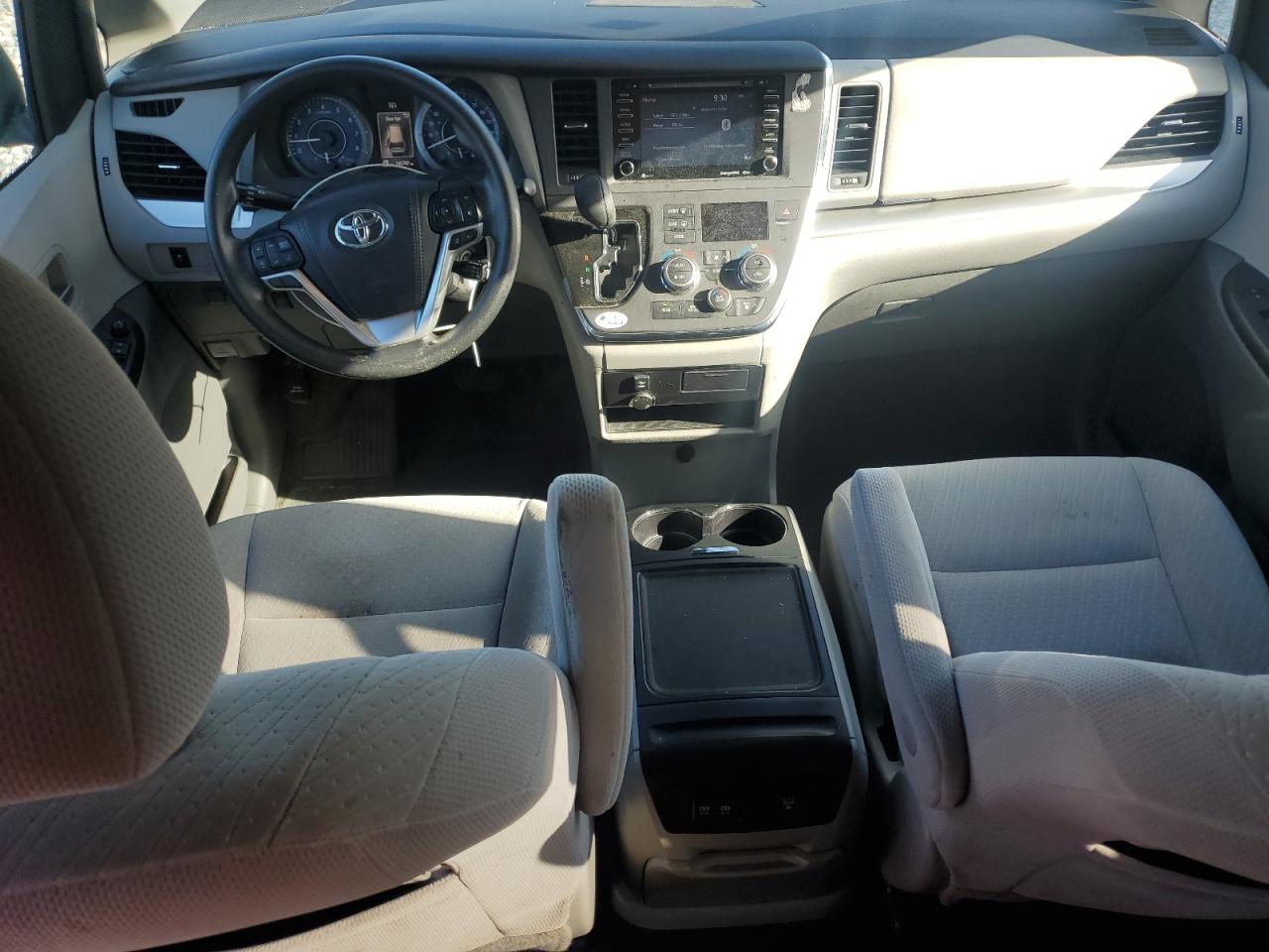 2018 Toyota Sienna Le VIN: 5TDKZ3DC5JS945139 Lot: 84890405