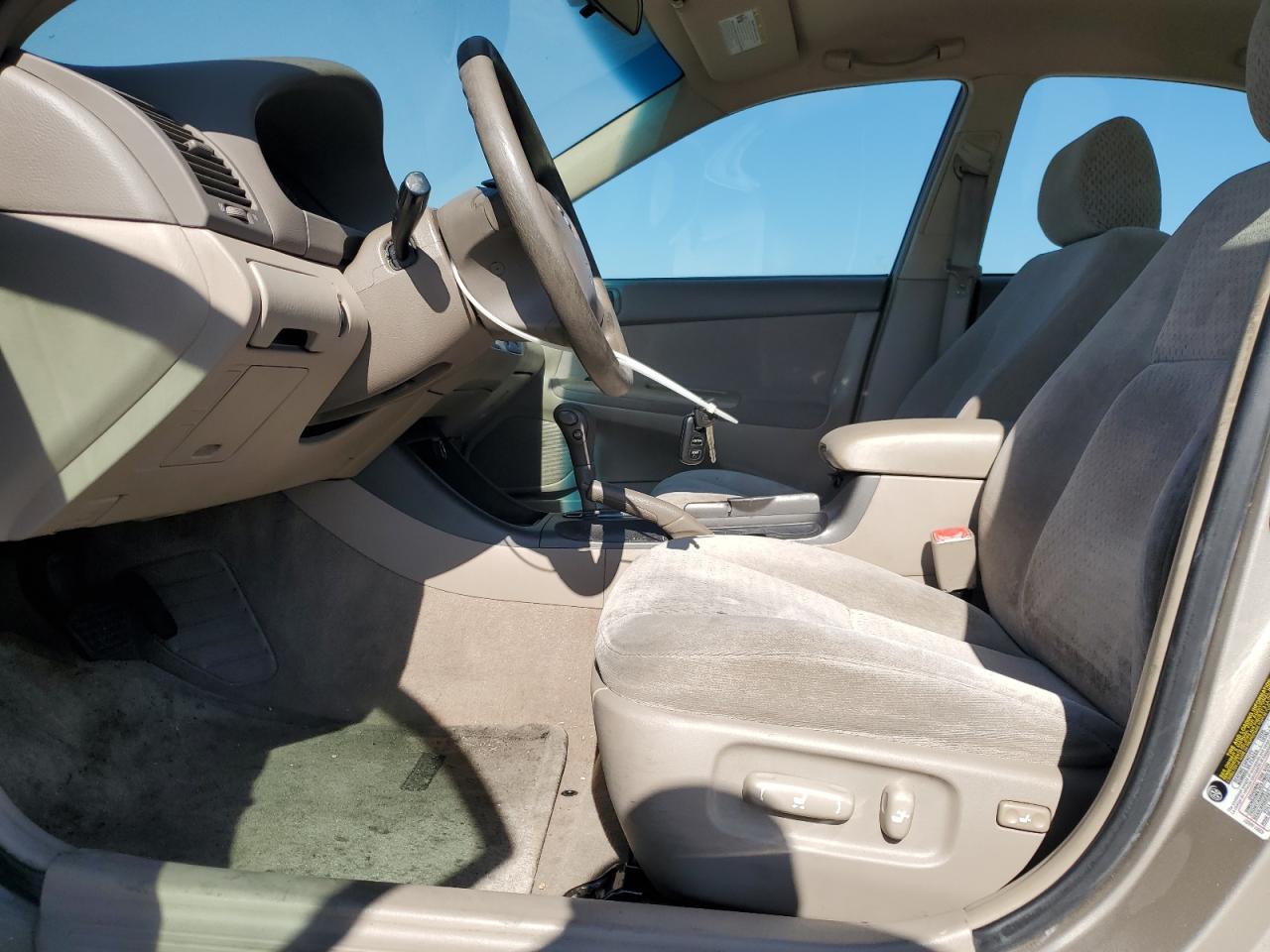 2004 Toyota Camry Le VIN: 4T1BE32K04U290096 Lot: 82288265