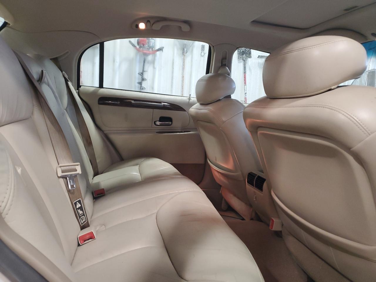 2001 Lincoln Town Car Cartier VIN: 1LNHM83W21Y722946 Lot: 90493365