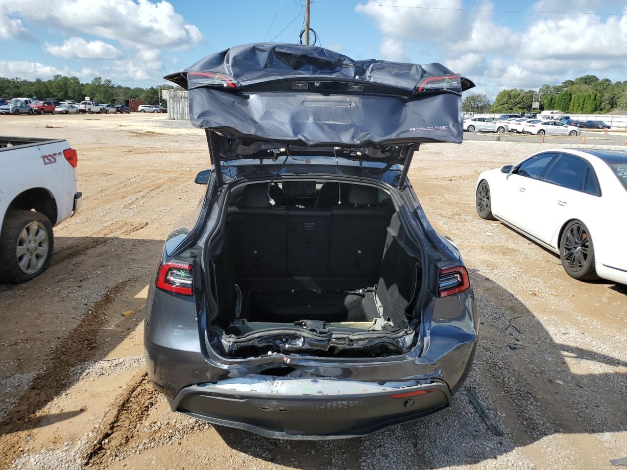 2023 Tesla Model Y VIN: 7SAYGDEF8PF692848 Lot: 90039725