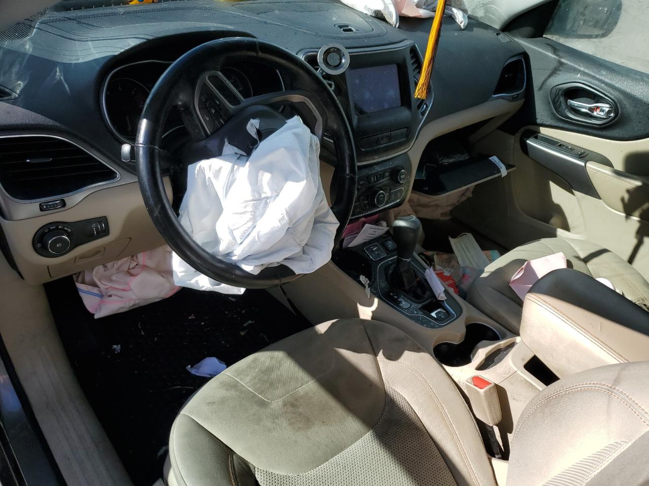 2019 Jeep Cherokee Latitude VIN: 1C4PJLCBXKD123004 Lot: 82732385