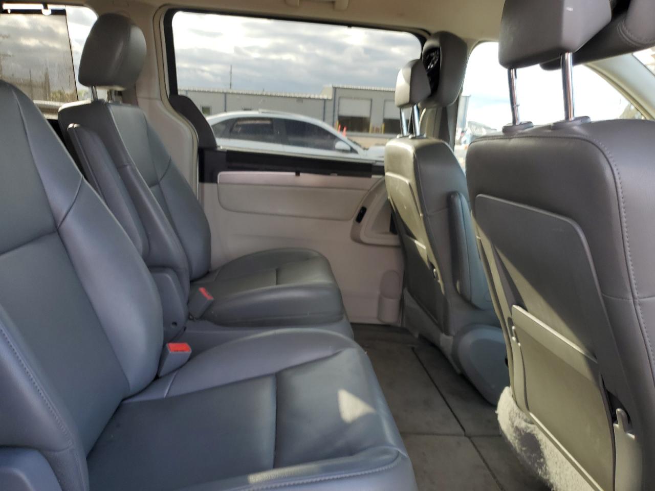 2011 Volkswagen Routan Se VIN: 2V4RW3DG0BR670838 Lot: 85723815