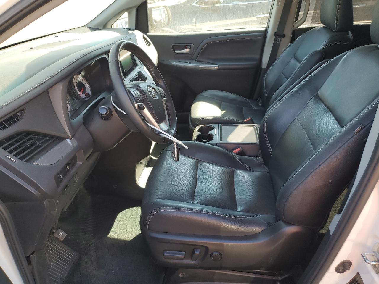 2016 Toyota Sienna Se VIN: 5TDXK3DC3GS762146 Lot: 84896105