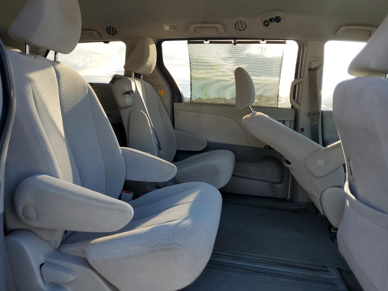 2011 Toyota Sienna Le VIN: 5TDKK3DCXBS136354 Lot: 84590145