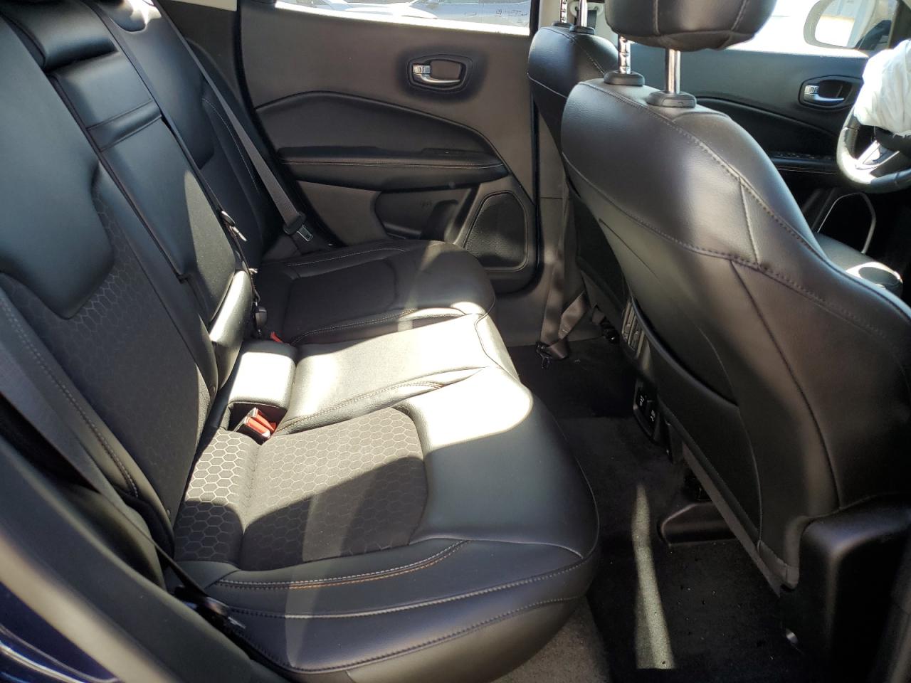 2018 Jeep Compass Latitude VIN: 3C4NJDBB8JT270557 Lot: 82008365