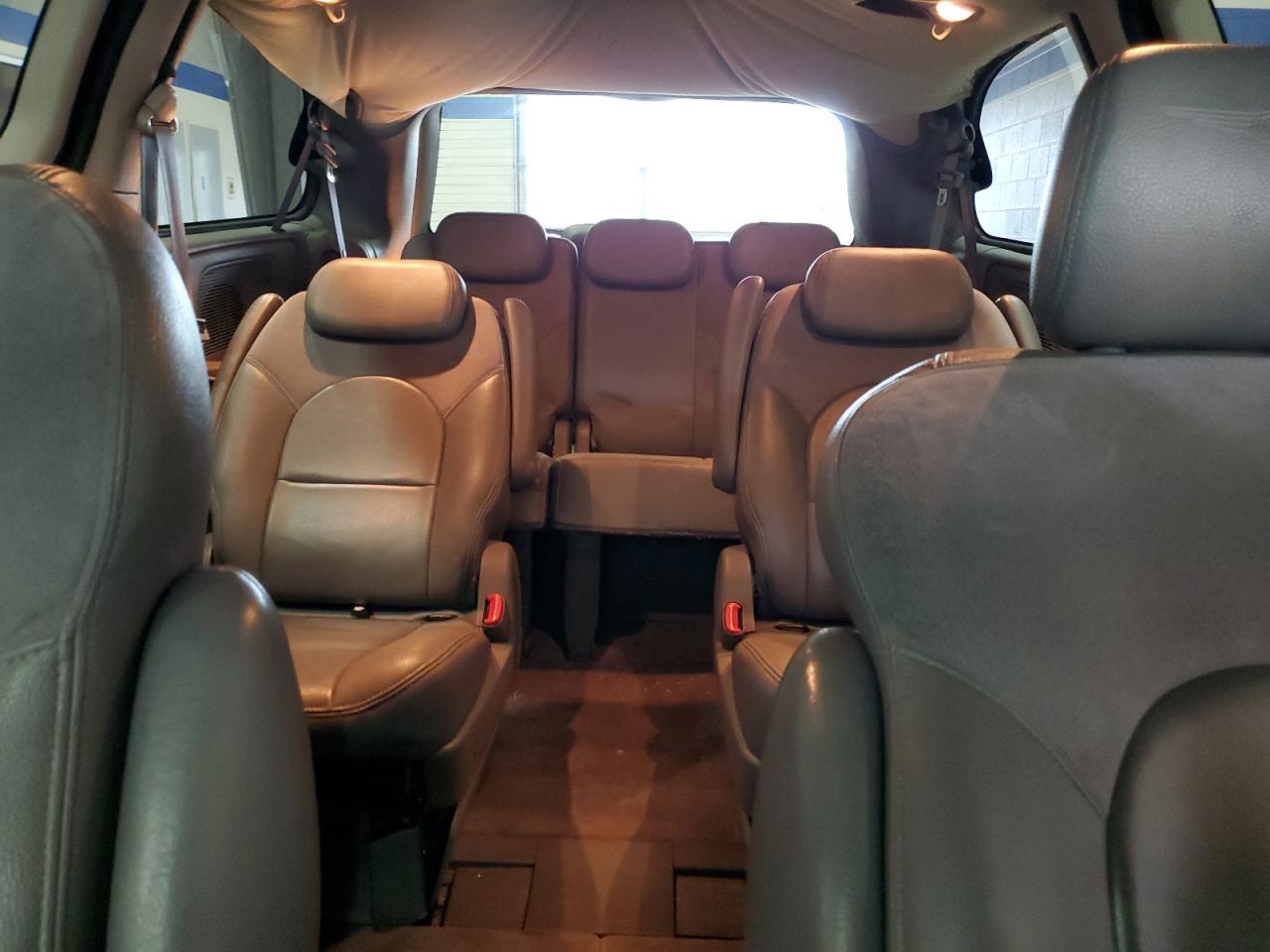 2005 Chrysler Town & Country Limited VIN: 2C8GP64L35R470696 Lot: 82234265