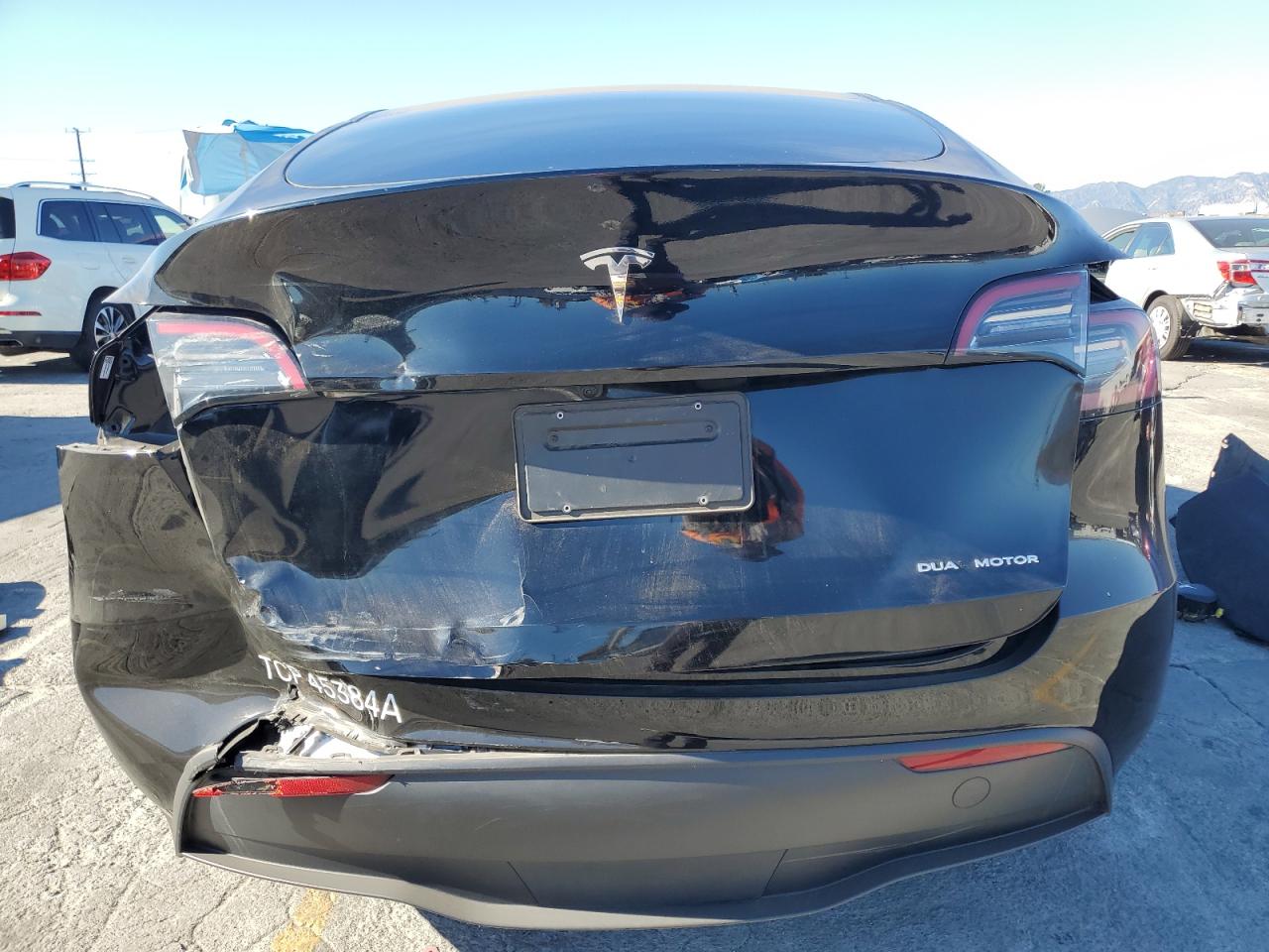 2024 Tesla Model Y VIN: 7SAYGDEEXRF070889 Lot: 90647155