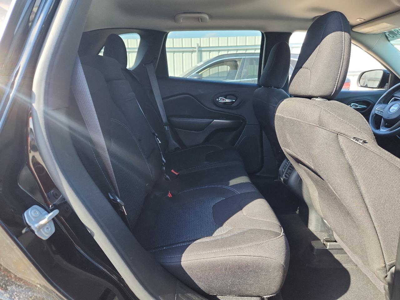 2019 Jeep Cherokee Latitude VIN: 1C4PJLCB3KD325893 Lot: 83941845