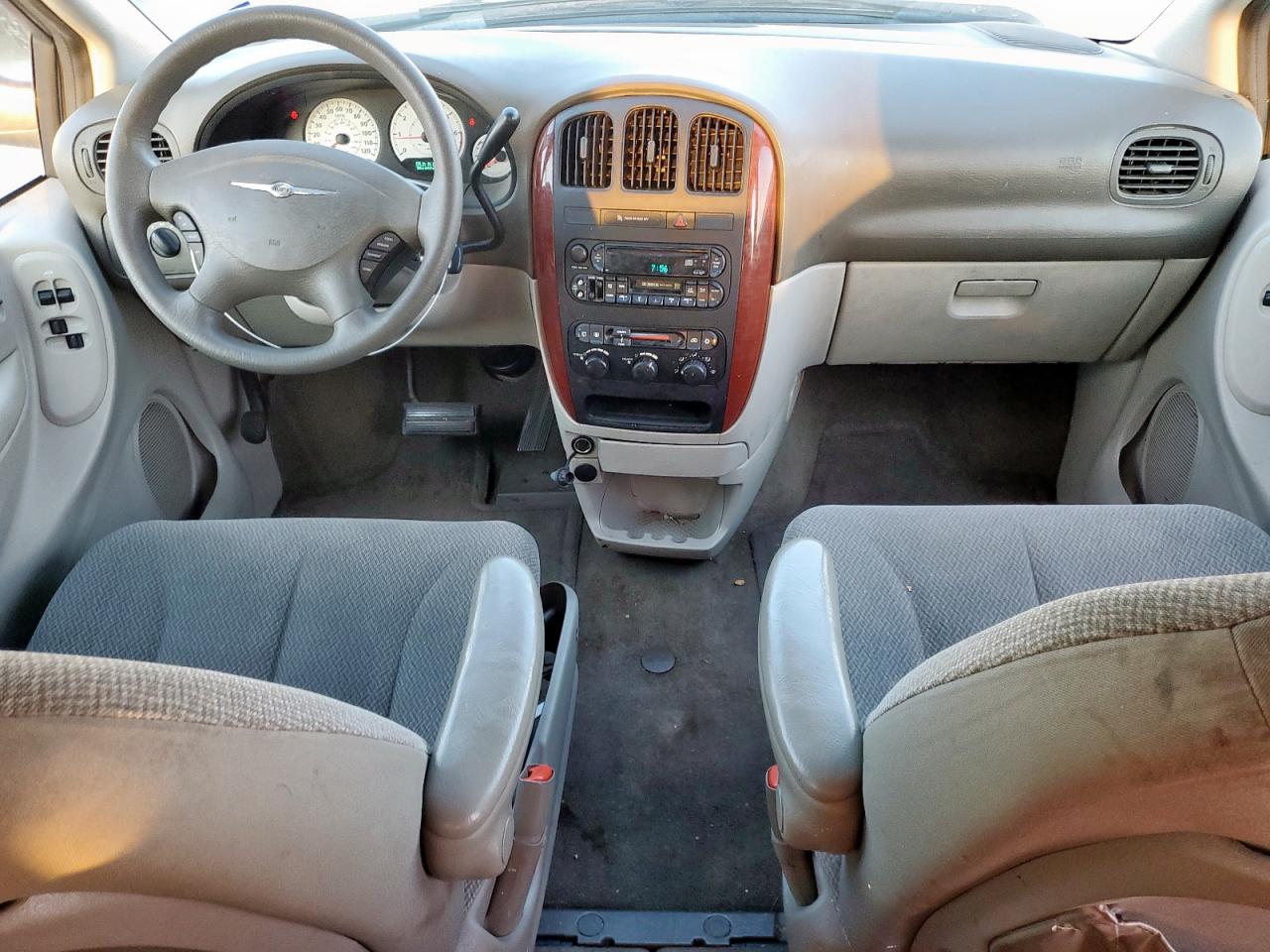 2005 Chrysler Town & Country Lx VIN: 2C8GP44R35R126519 Lot: 84928545