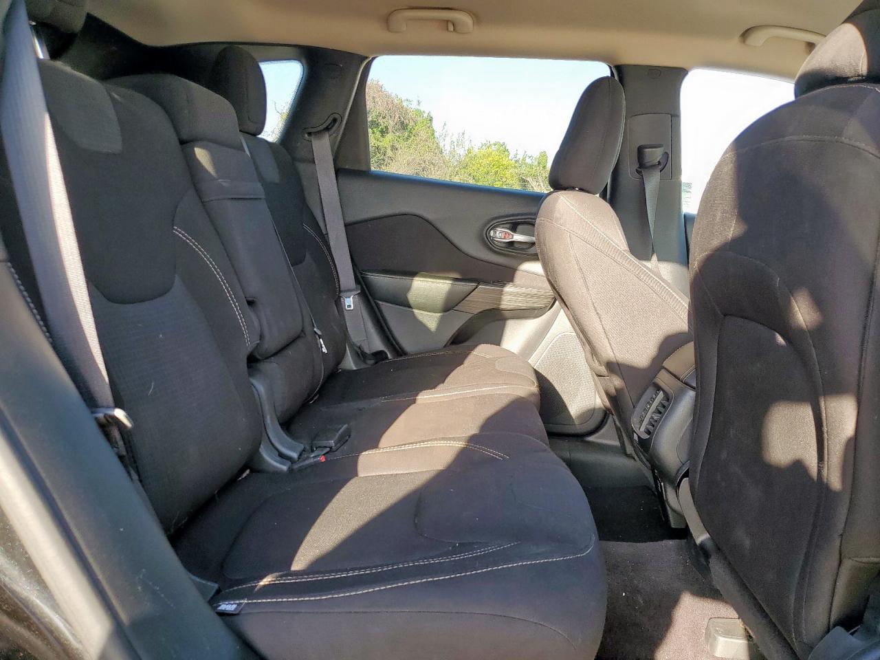 2016 Jeep Cherokee Latitude VIN: 1C4PJLCB9GW355833 Lot: 82242225