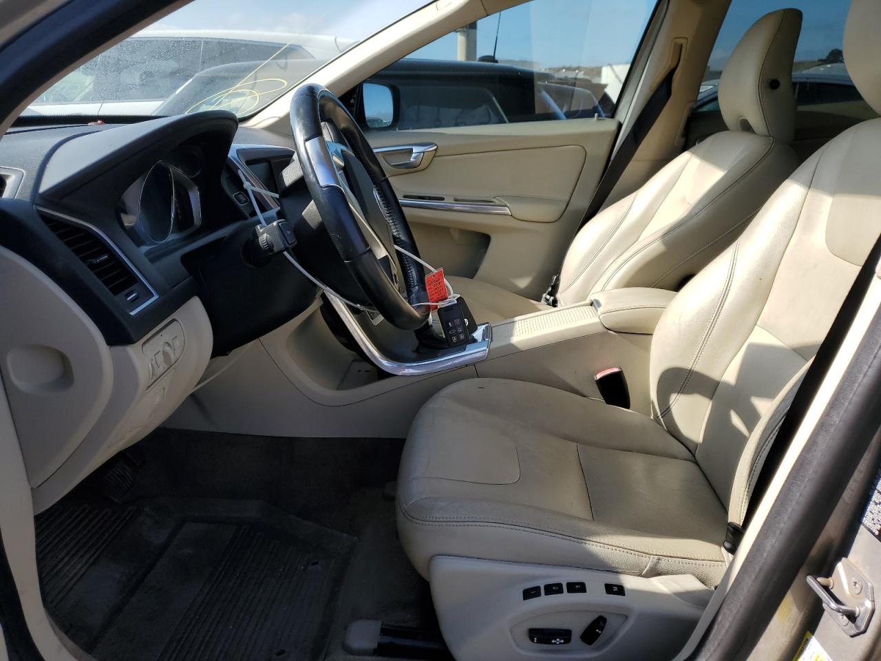 2015 Volvo Xc60 T5 Premier+ VIN: YV426MDC5F2592556 Lot: 89578095