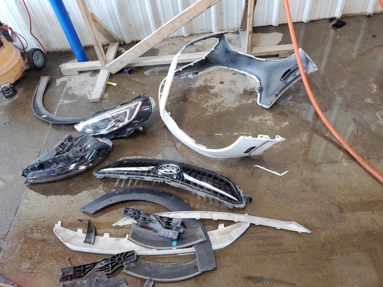 2018 Buick Regal Tourx Preferred VIN: W04GU8SX9J1099645 Lot: 82195305