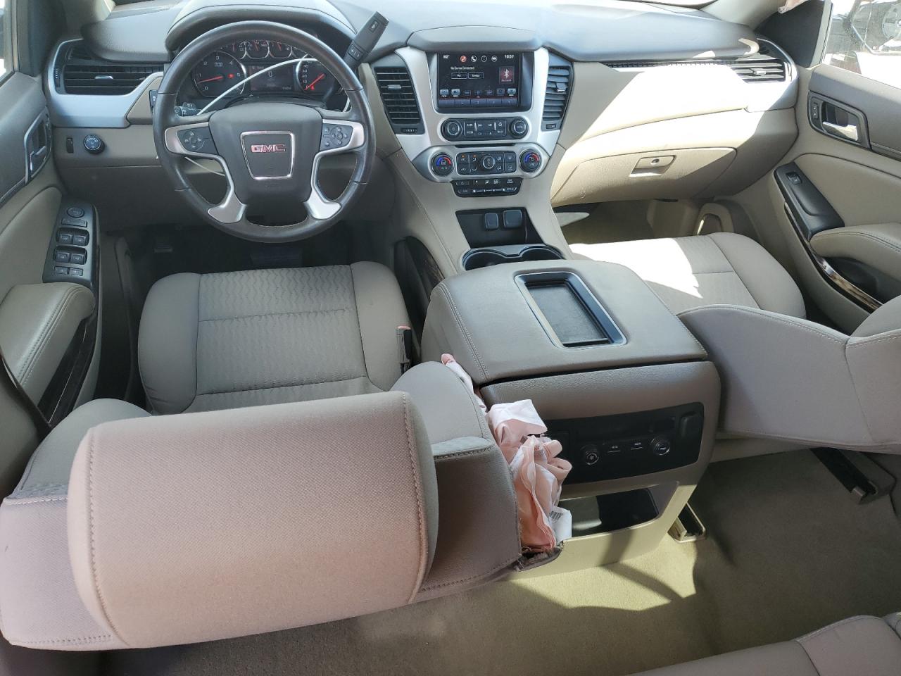 2016 GMC Yukon Xl C1500 Sle VIN: 1GKS1FKC0GR267018 Lot: 90050215