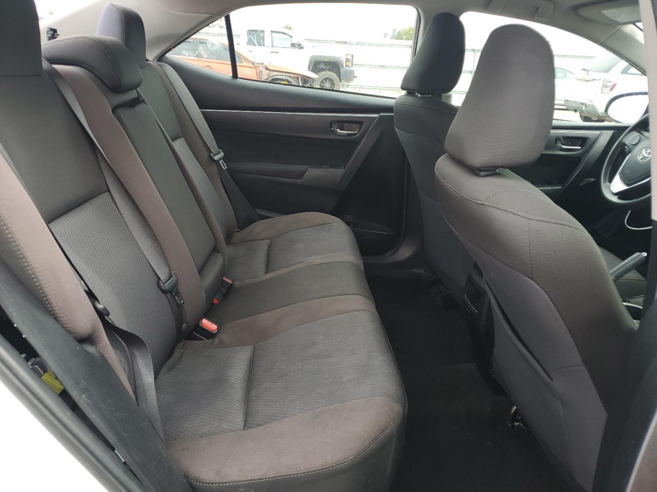 2018 Toyota Corolla L VIN: 5YFBURHE0JP806266 Lot: 82395395