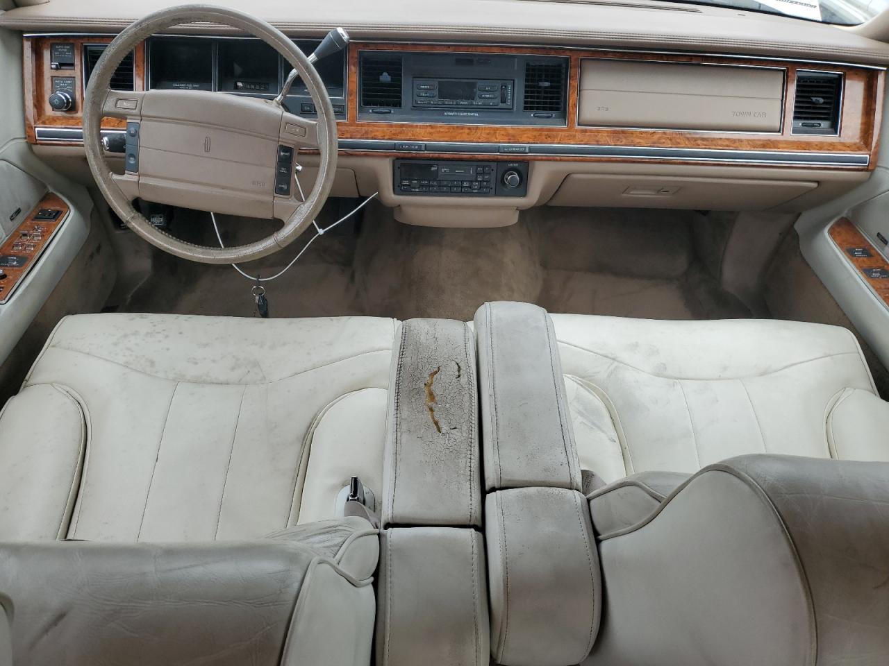 1993 Lincoln Town Car Signature VIN: 1LNLM82W7PY742162 Lot: 81420545