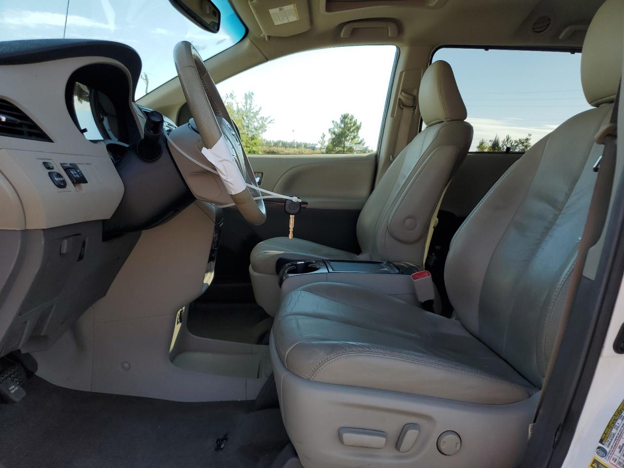 2012 Toyota Sienna Xle VIN: 5TDYK3DC8CS234066 Lot: 84642265