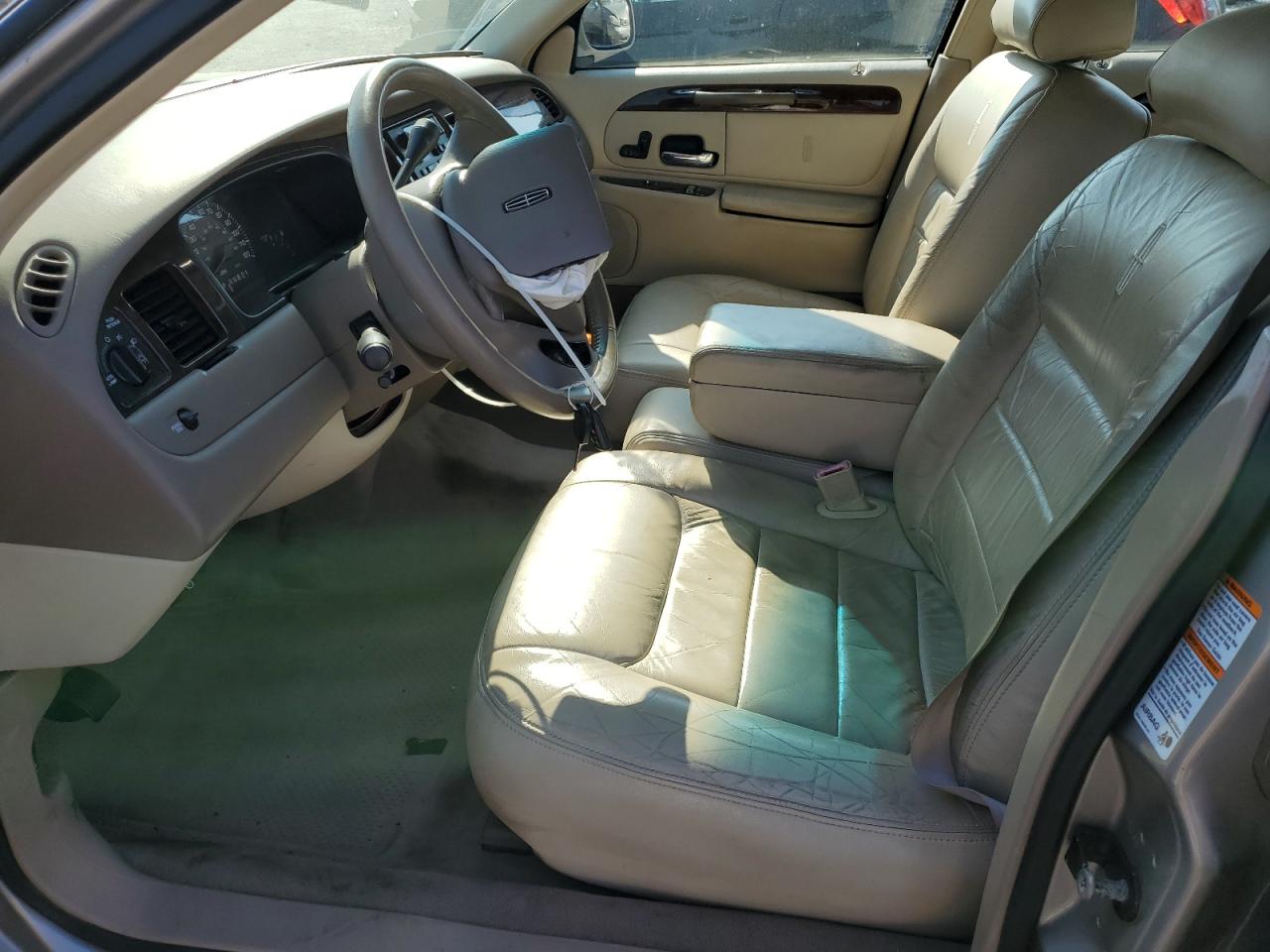 2000 Lincoln Town Car Executive VIN: 1LNHM81W6YY843783 Lot: 86173315