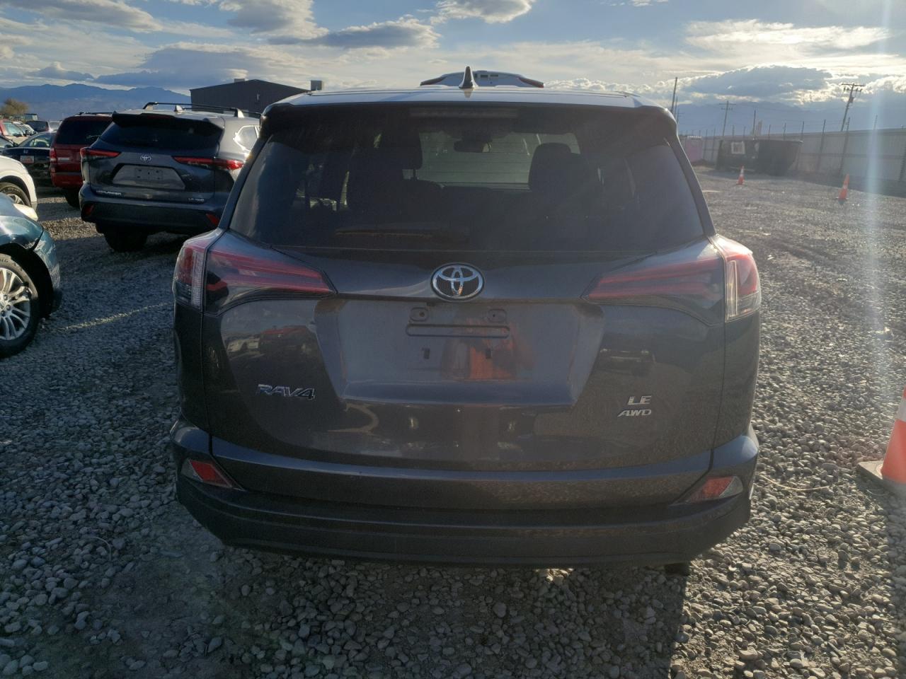 2018 Toyota Rav4 Le VIN: 2T3BFREVXJW784877 Lot: 84036605
