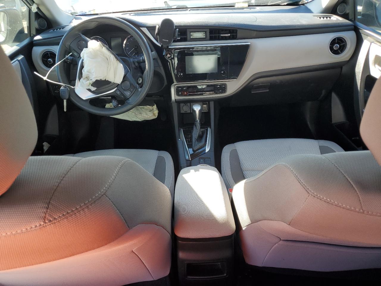 2018 Toyota Corolla L VIN: 5YFBURHE5JP833060 Lot: 85713845