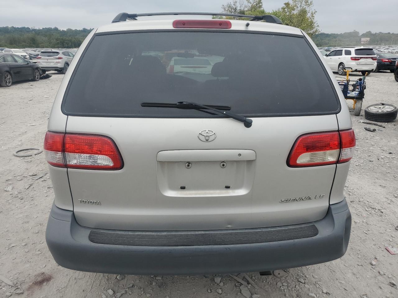 2002 Toyota Sienna Le VIN: 4T3ZF13C82U460586 Lot: 82331825