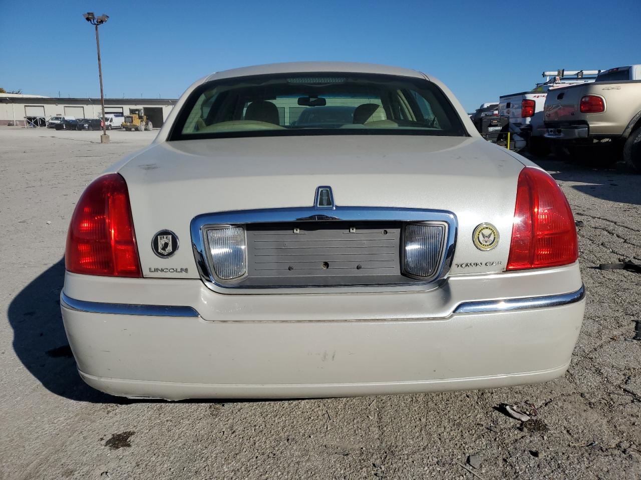 2007 Lincoln Town Car Signature Limited VIN: 1LNHM82W27Y615812 Lot: 82581205