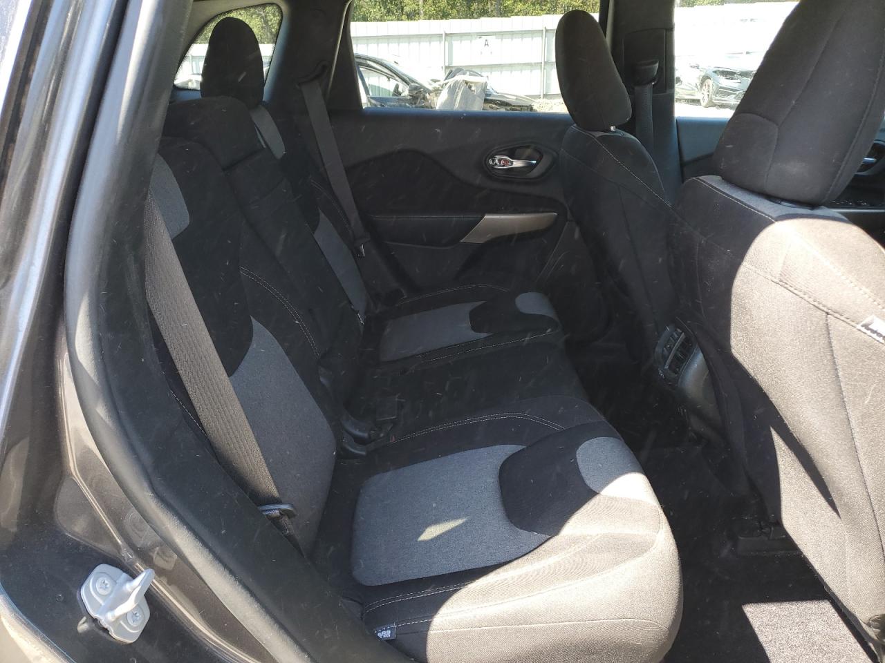 2018 Jeep Cherokee Latitude VIN: 1C4PJLCX2JD606660 Lot: 82208355