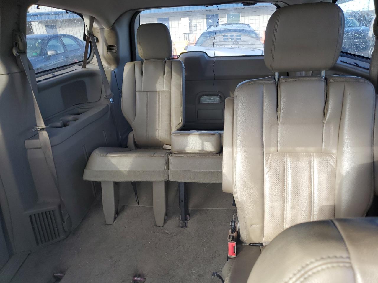 2011 Chrysler Town & Country Touring L VIN: 2A4RR8DG4BR656210 Lot: 82189475