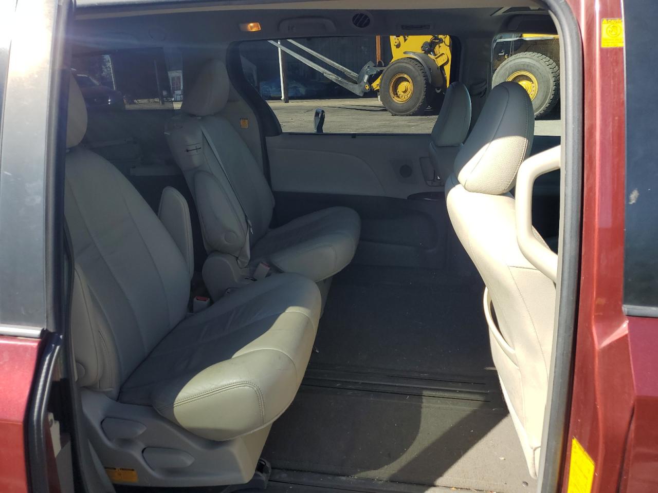 2011 Toyota Sienna Xle VIN: 5TDYK3DC5BS110917 Lot: 84935105