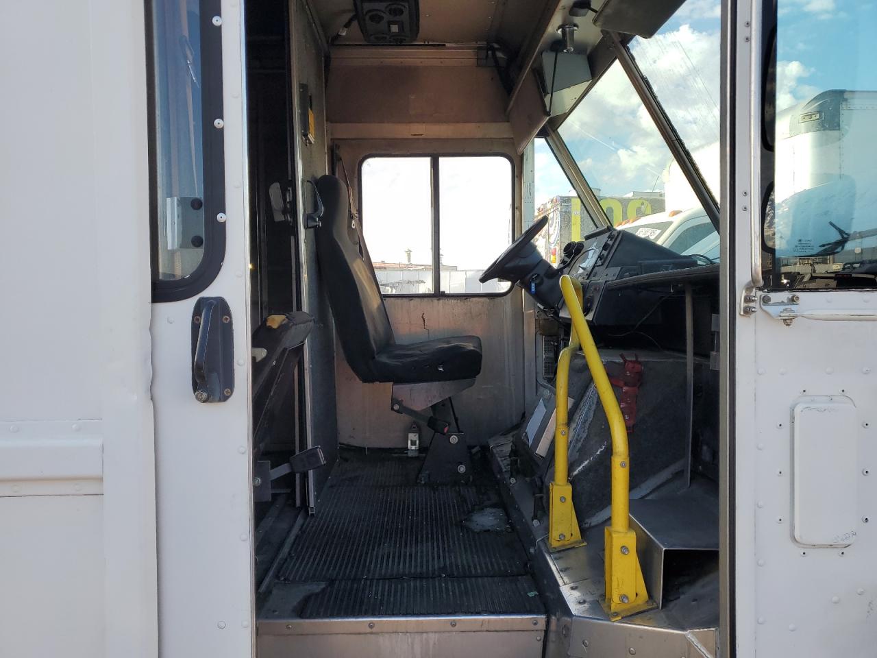 2003 Ford E450 Delivery Van VIN: 1FCLE49L53HA41958 Lot: 89731425