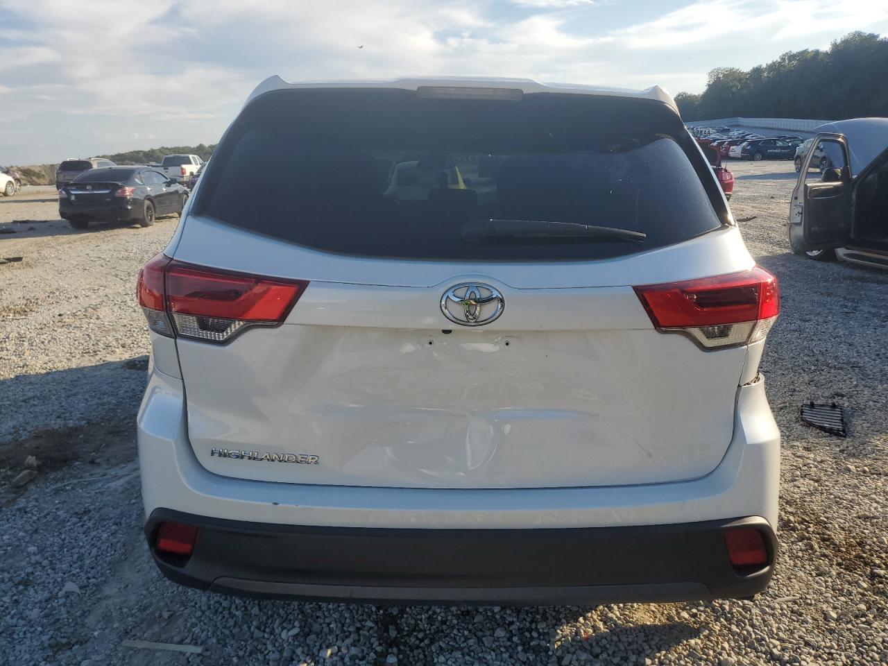 2018 Toyota Highlander Le VIN: 5TDZARFH3JS040562 Lot: 82338505