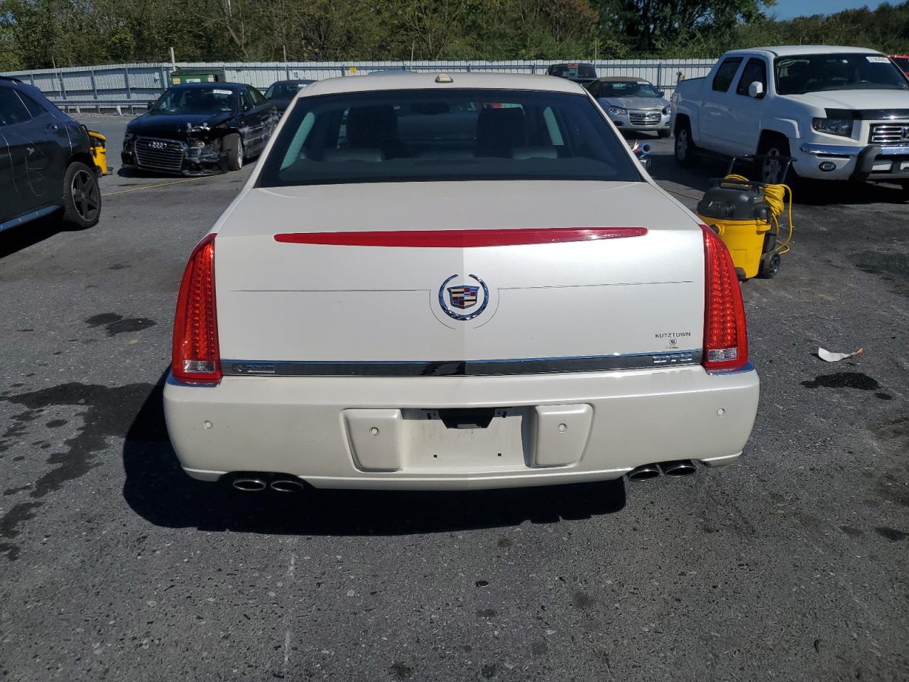 2011 Cadillac Dts Luxury Collection VIN: 1G6KD5E62BU144879 Lot: 83932035