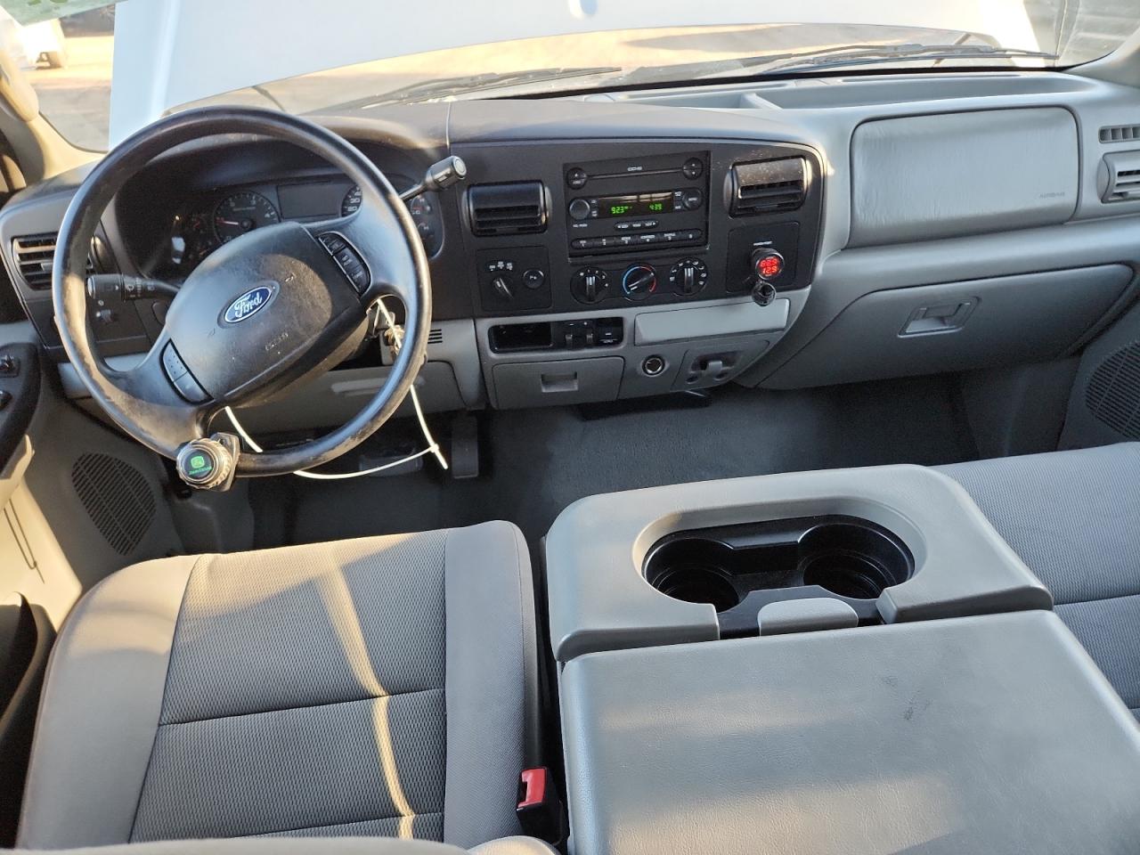 2005 Ford F250 Super Duty Flatbed Truck VIN: 1FTSW21P85EC83319 Lot: 90458725