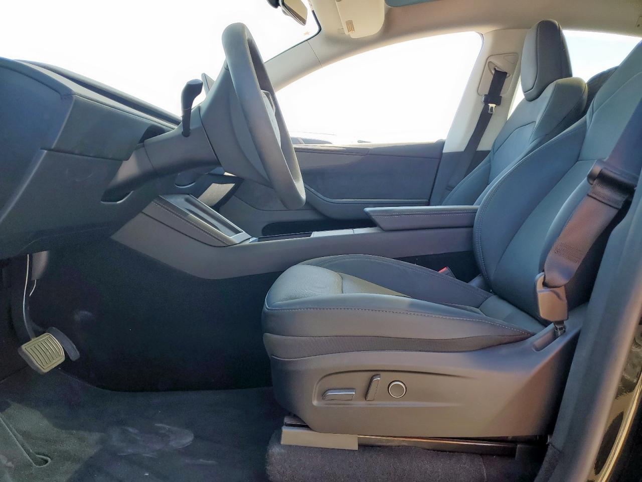 2026 Tesla Model Y VIN: 7SAYGDEEXTA399726 Lot: 86172625