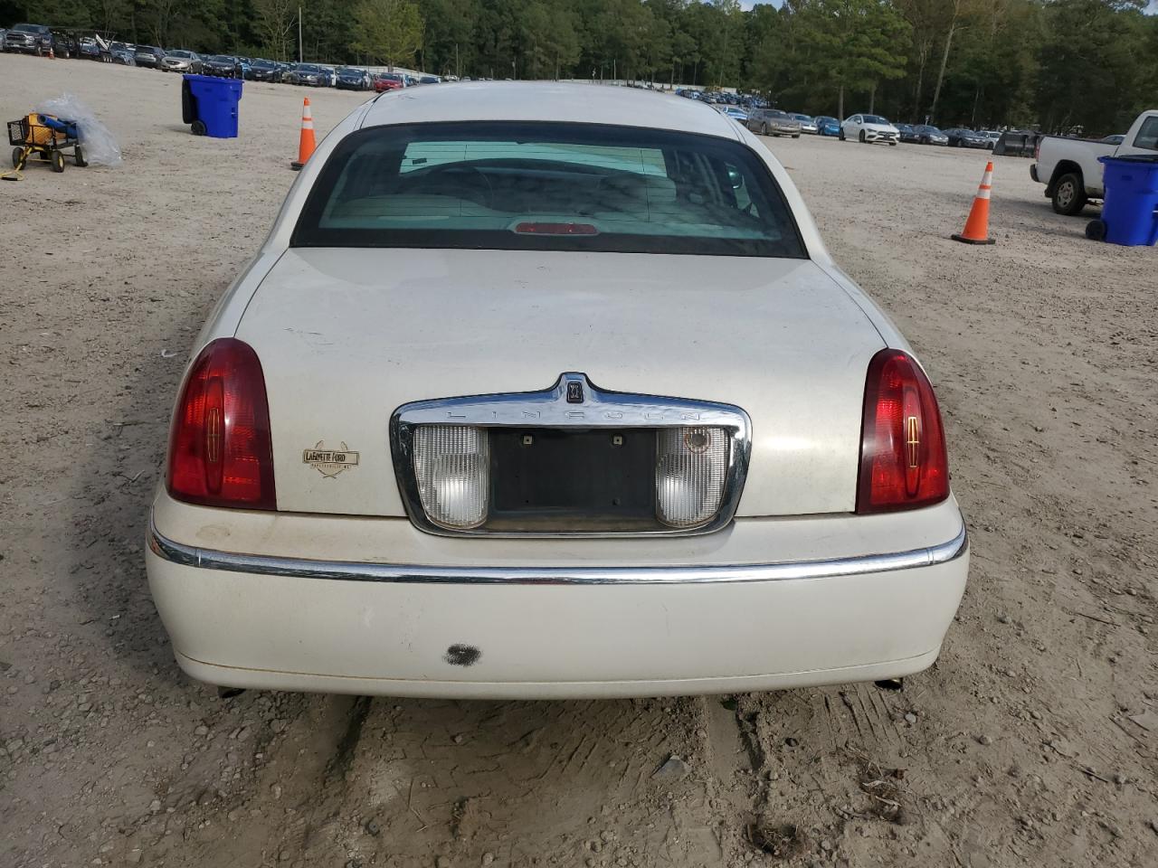 2002 Lincoln Town Car Cartier VIN: 1LNHM83W62Y666849 Lot: 82188075