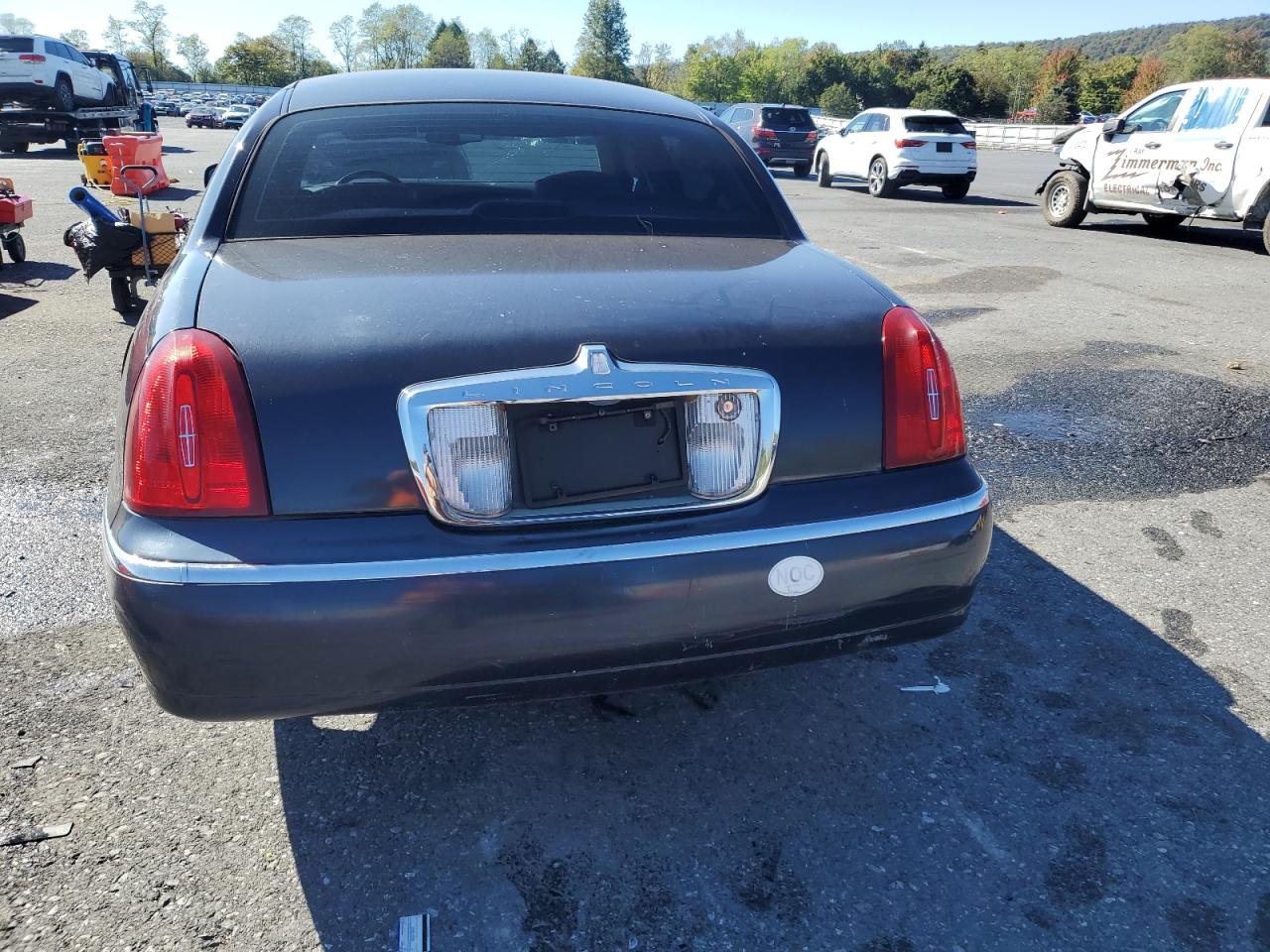 2000 Lincoln Town Car Signature VIN: 1LNHM82W2YY815736 Lot: 85776685