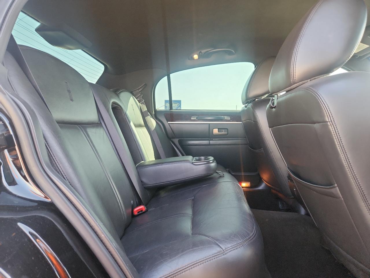 2011 Lincoln Town Car Signature Limited VIN: 2LNBL8CV8BX764023 Lot: 89576275