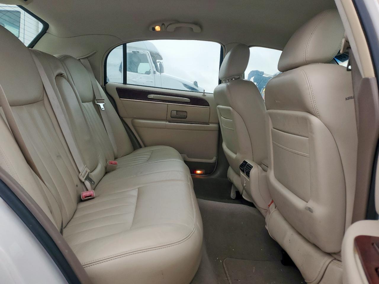 2003 Lincoln Town Car Signature VIN: 1LNHM82W23Y628490 Lot: 81575675