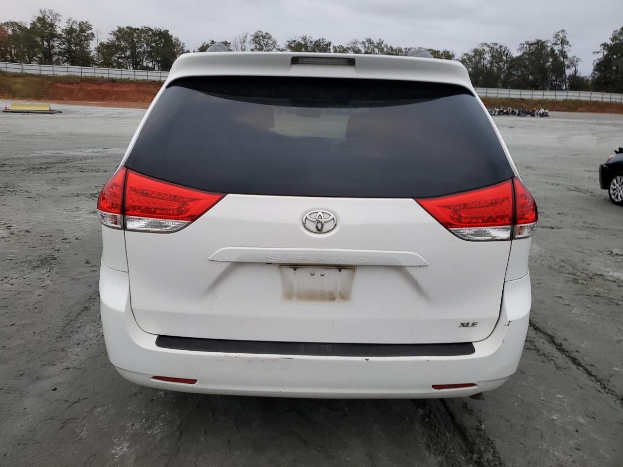 2011 Toyota Sienna Xle VIN: 5TDYK3DC9BS096794 Lot: 90265235