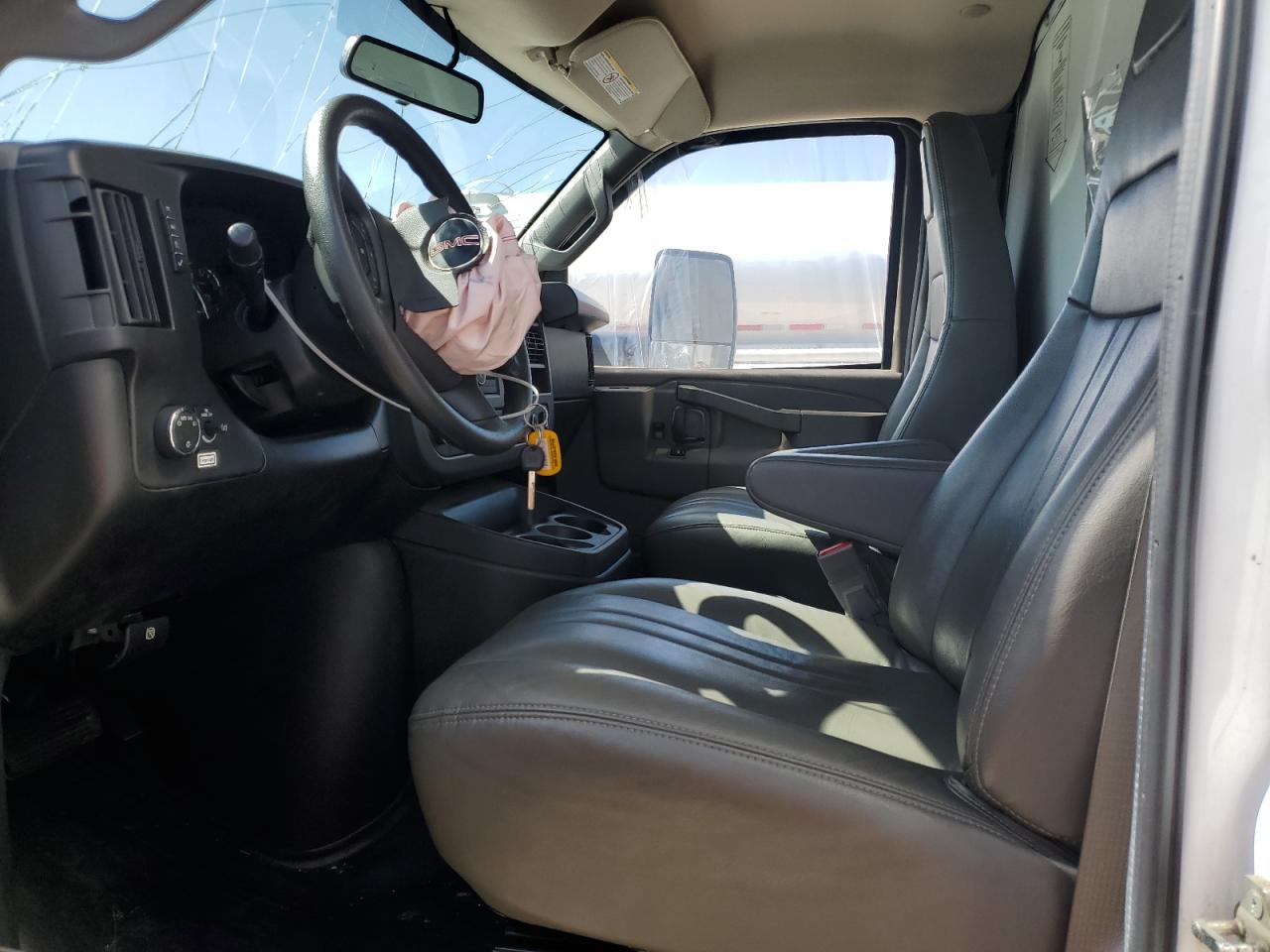 2022 GMC Savana Cut - Box Truck VIN: 7GZ37TC75NN007557 Lot: 85123765