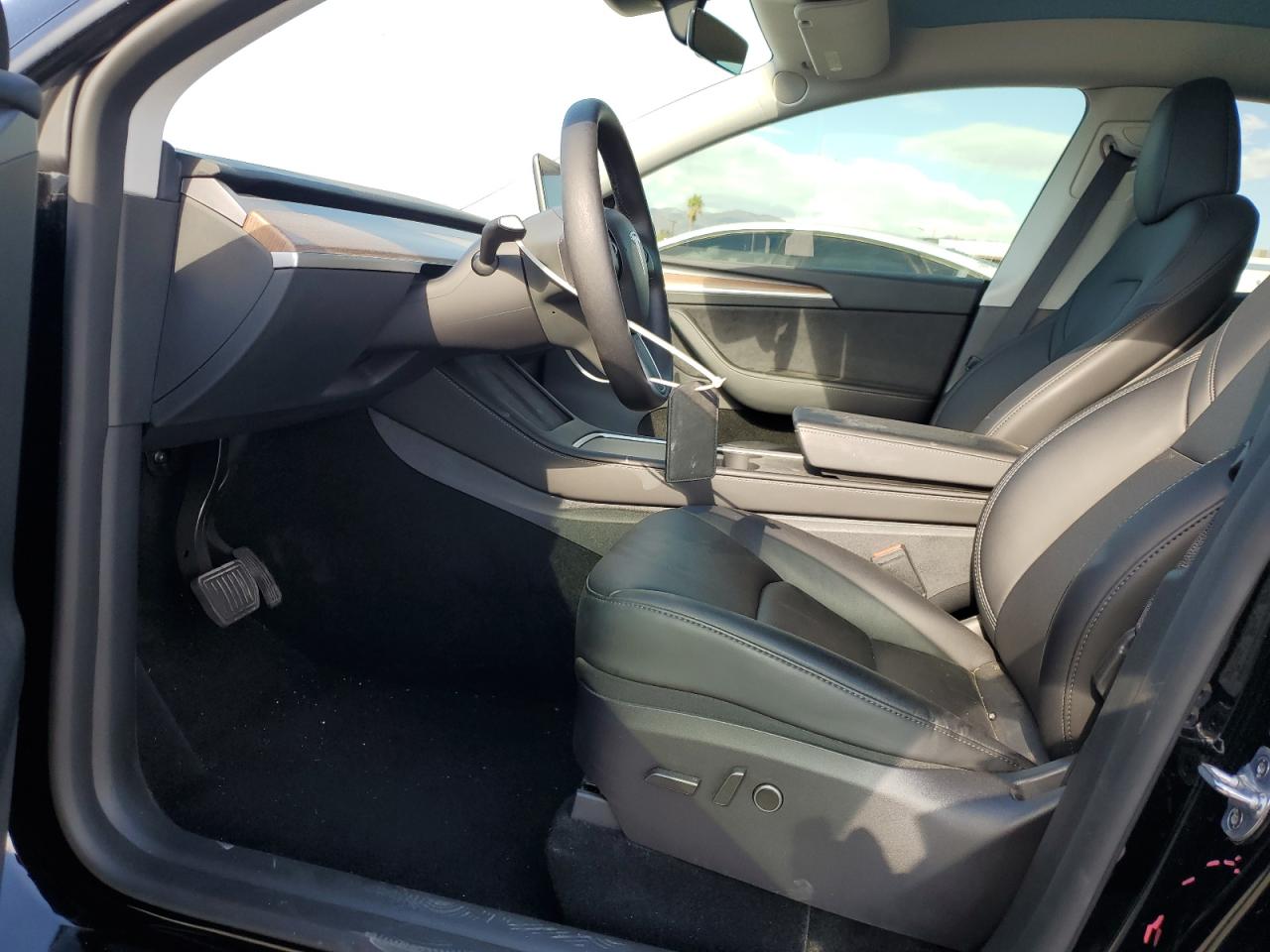 2024 Tesla Model Y VIN: 7SAYGDEDXRF197679 Lot: 85381295