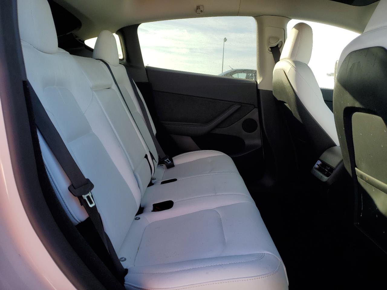 2024 Tesla Model Y VIN: 7SAYGDED9RF105106 Lot: 89711035