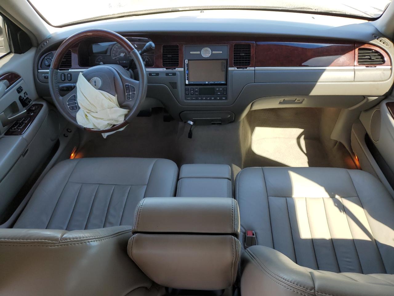 2003 Lincoln Town Car S VIN: 1LNHM82W03Y700402 Lot: 82439805