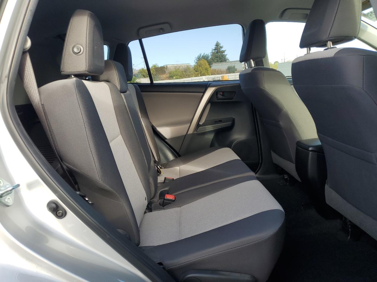 2015 Toyota Rav4 Le VIN: JTMZFREV4FJ041992 Lot: 82206695