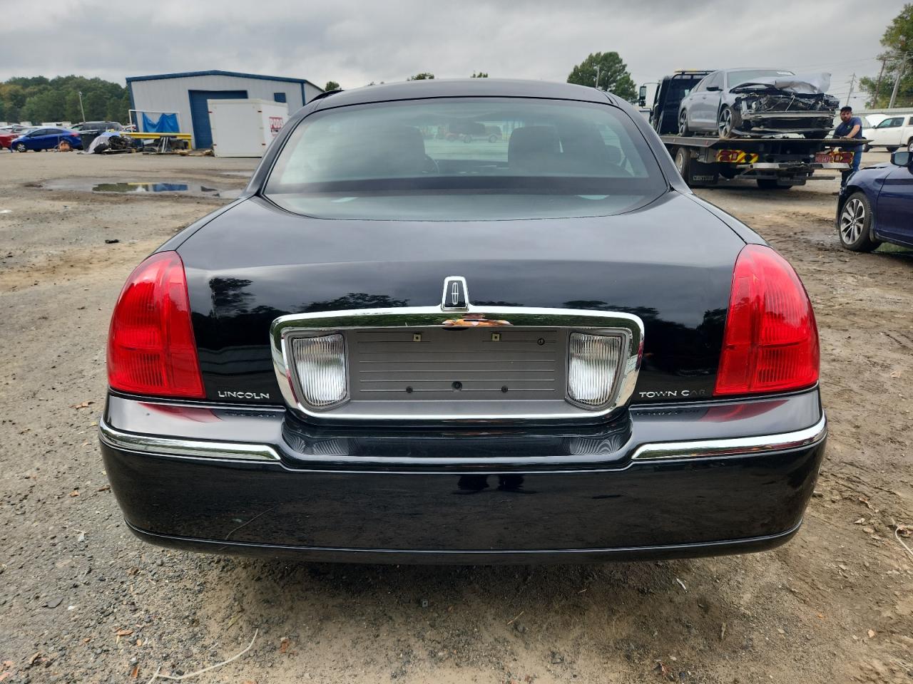 2011 Lincoln Town Car Signature Long Wheelbase VIN: 2LNBL8FV3BX762627 Lot: 90146575