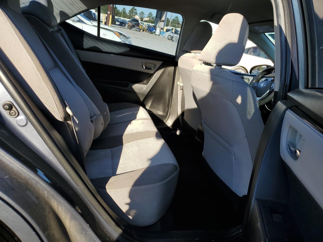 2018 Toyota Corolla L VIN: 5YFBURHE5JP805968 Lot: 82381715