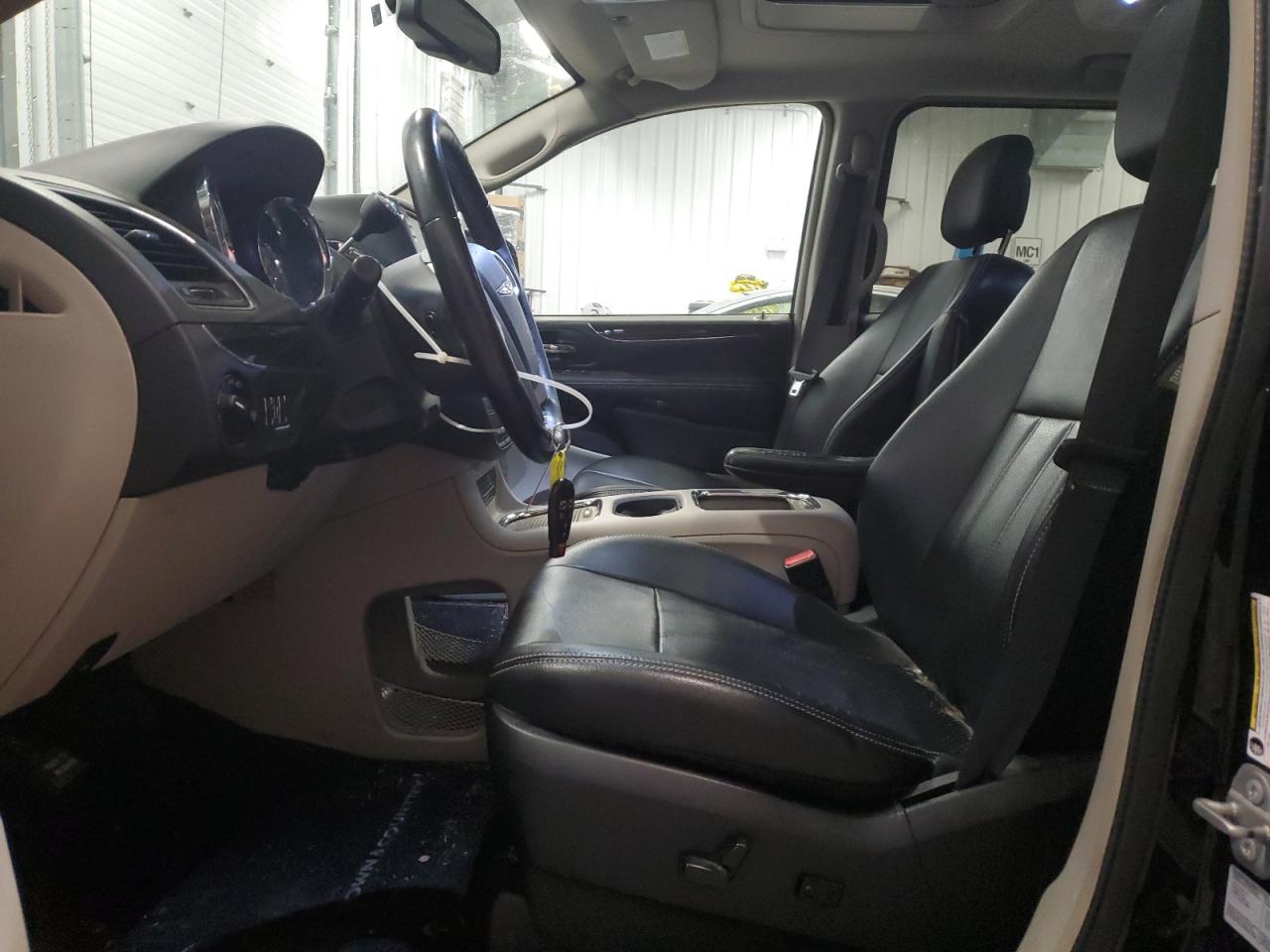 2016 Chrysler Town & Country Touring L VIN: 2C4RC1CGXGR285688 Lot: 82748405